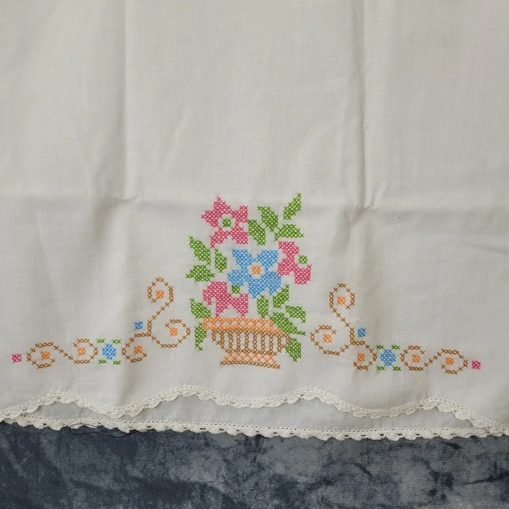Vintage White‎ Embroidered Pillowcase Floral Scalloped Edging